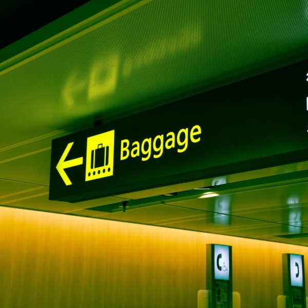 close up photo of baggage sign